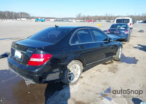 2013 Mercedes-Benz C 300 Luxury 4Matic/Sport 4Matic z USA, uszkodzony, nr VIN WDDGF8AB3DR284260